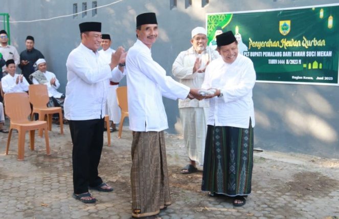 Pemkab Pemalang Serahkan Ekor Sapi Qurban Dinas Komunikasi Dan